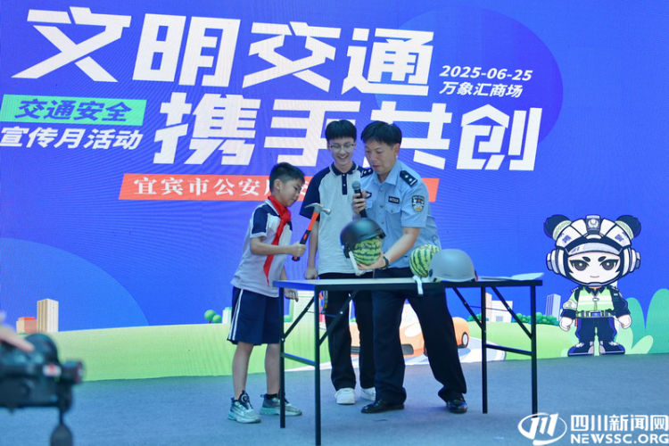 看事故車輛“現身説法” 宜賓公安交警開啟交通安全進社區“沉浸式”宣傳