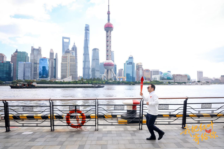 四川巴中赴上海發出“紅葉邀約” 金秋來光霧山賞天然“紅毯”_fororder_光霧山紅葉“火炬”傳遞 供圖 巴中市文旅集團.JPG