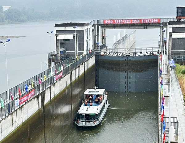 岷江虎渡溪航電樞紐船閘工程交工驗收_fororder_船閘運行平穩，各項設備運轉正常，標誌著該樞紐正式具備通航能力。