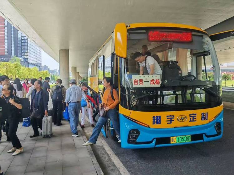 四川自貢客運企業“絕地”求生：客流下降80%後，全省首批城際便民快巴“上線”一炮而紅