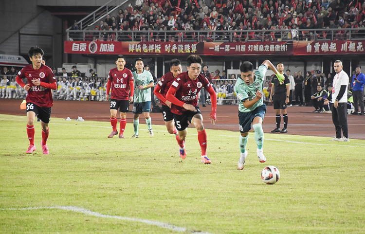 自貢燈城燊龍隊登頂川南榜首 4:2戰勝宜賓長江首城隊_fororder_3比賽現場（攝影-趙麗）