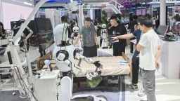 成都“溫江造”康養機器人亮相2025世界機器人大會