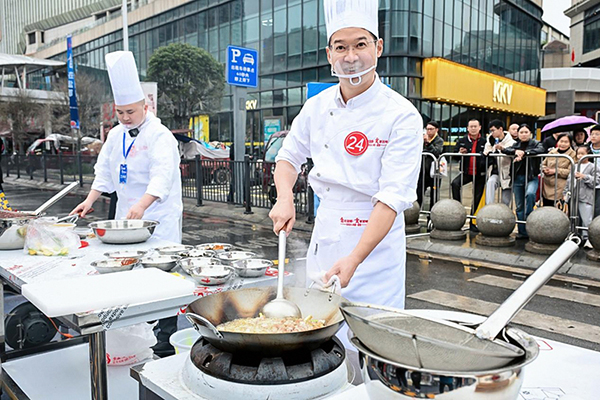 自貢:百名達人同烹冷吃兔 麻辣鮮香飄滿鹽都街頭_fororder_2比賽現場