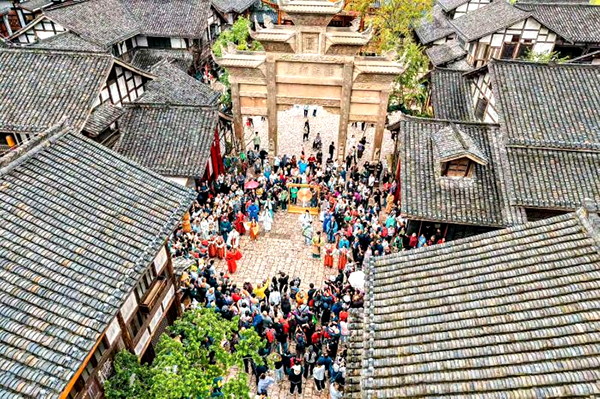 國慶中秋“雙節”：循著長江酒香 感受五糧液文旅“新釀”_fororder_五糧液501古窖池中國白酒文化聖地開街-供圖-五糧液集團