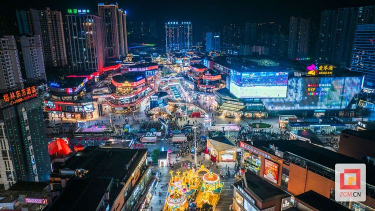 自貢高新區川超第二觀賽現場：“逆風翻盤”引百人狂歡，“拐杖哥”舉杖助威成焦點