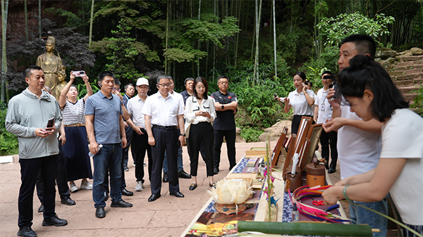 “東坡行旅——中國文物主題遊徑”建設城市單元交流活動走進眉山青神_fororder_青神竹編傳承人陳嵐和竹編手藝人現場展示青神竹編的精妙之處。--陳甜圖