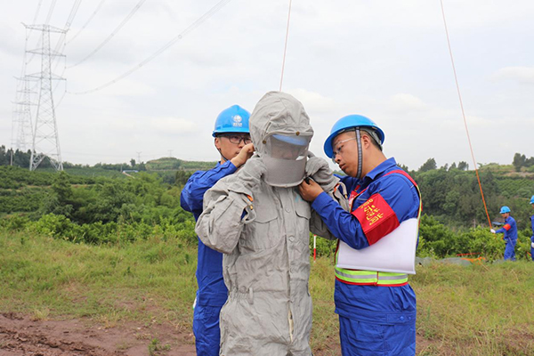 我國西南地區首次1000千伏特高壓帶電作業在川完成_fororder_圖片-1