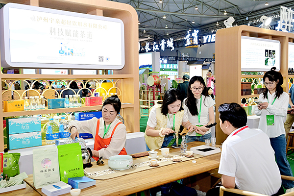 13家納溪特早茶品牌茶企亮相四川茶博會_fororder_參展商品嘗納溪特早茶。-高銀松-攝