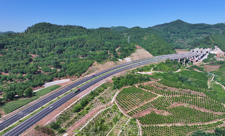 眉山仁壽：路網暢通 發展加速_fororder_2025年6月15日，航拍四川省眉山市仁壽縣大化鎮天府大道二峨山段。-08-(1)