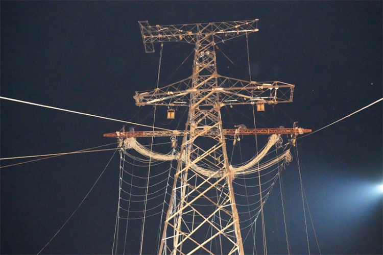 德陽供電公司順利完成跨越寶成鐵路斷緊線及附件安裝施工作業_fororder_未標題-3