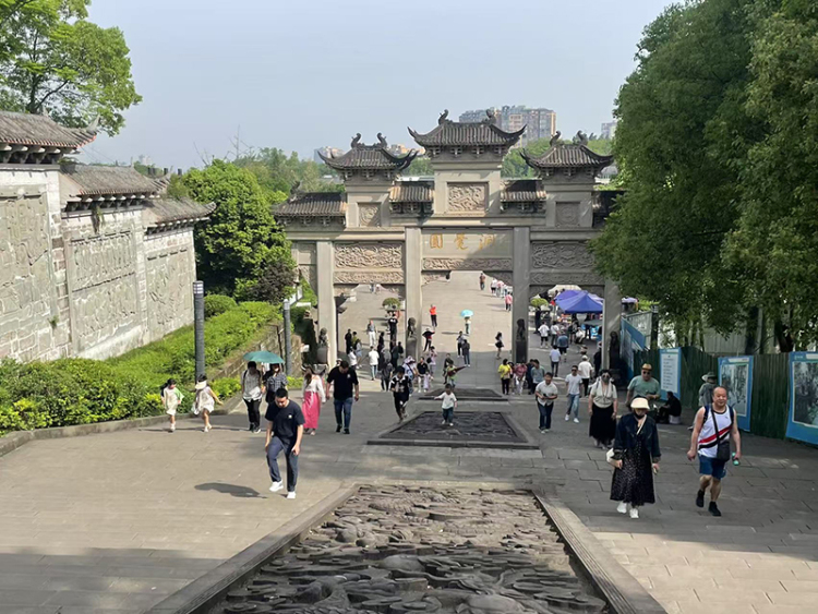 資陽安岳“五一”文旅成績單出爐：迎客21萬人次 門票收入69萬元_fororder_“五一”期間，圓覺洞景區人氣旺。安岳縣文廣旅局--供圖