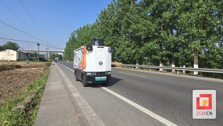 “它又上路了”！自貢首次組織無人駕駛燃氣巡檢車現場操作學習活動