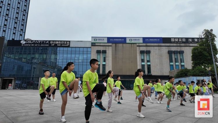 國湖社區第三屆“活力晨跑 健康成長”開跑！退役軍人伴少年同行