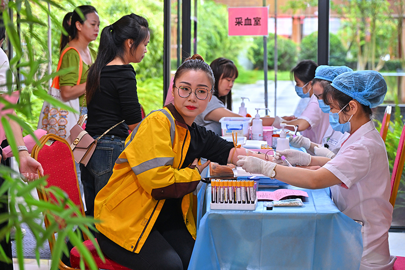 眉山仁壽：愛心體檢 溫暖新就業群體_fororder_2025年9月18日，在四川省眉山市仁壽縣一流動健康體檢點，新就業形態勞動者在參加免費體檢。-(6)