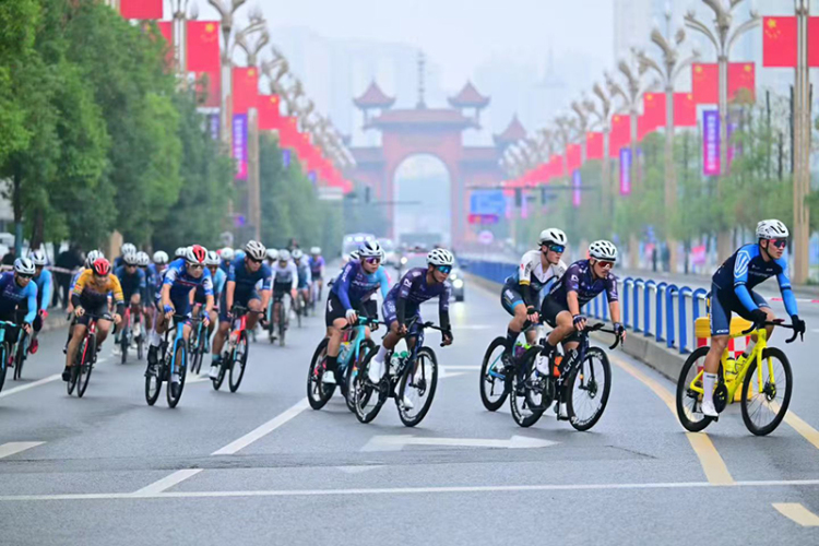 2025中國公路自行車公開賽(眉山彭山站)鳴笛開賽 千名騎手逐風岷江畔_fororder_微信圖片_20251102211025_45_4