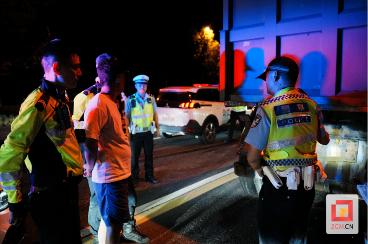 警方淩晨突擊 四輛違法車輛在自貢東環線落網