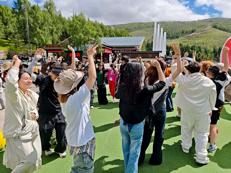 康定情歌暑期尋愛潮玩季：非遺與浪漫共舞 神山聖湖見證深情_fororder_載歌載舞