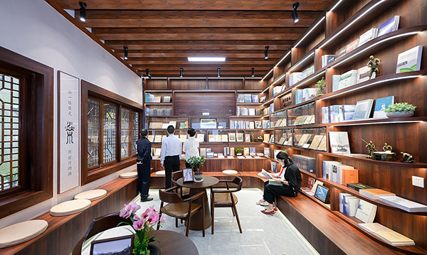 自貢“拾光書屋·燊海聽鹽”鹽文化書屋正式開館_fororder_4“拾光書屋·燊海聽鹽”鹽文化書屋寬敞明亮（攝影-廖志全）