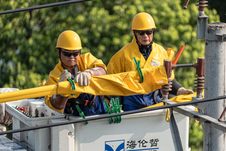 7418.6萬千瓦！用電負荷四創新高 四川電網運行平穩_fororder_國網綿陽供電公司帶電作業中心員工