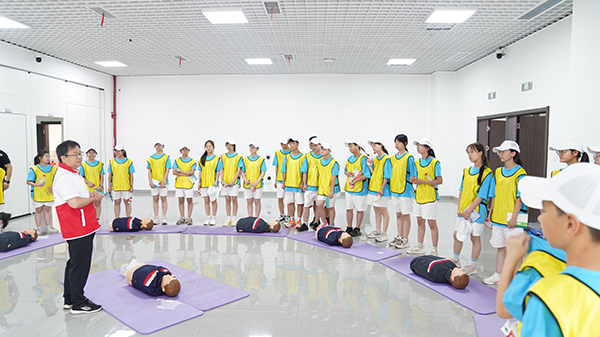 瀘州納溪：多彩繽紛夏令營開啟夏日多元成長之旅_fororder_老師為同學們講解急救方法。-張玉龍-攝