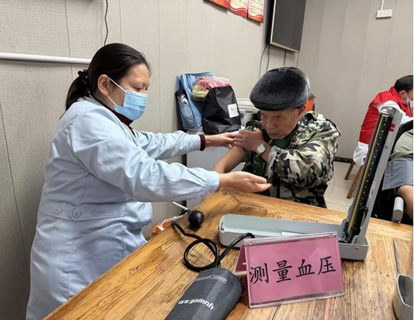 內江衛健開展重陽節系列活動 守護“最美夕陽紅”_fororder_測血壓現場-供圖-內江市衛生健康委員會