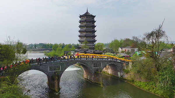 清明時節 成都崇州元通古鎮再現“清明上河圖”_fororder_3b76f1b3d12eb781ae137d398fb56e42495b7327ecfbabd489280bac8bd81e8e647aeae5335578fe0138b569ba7496e9fb7b15643a36478f0da5e57e42407611