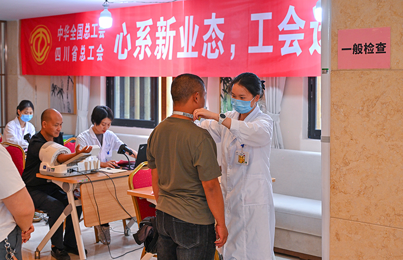 眉山仁壽：愛心體檢 溫暖新就業群體_fororder_2025年9月18日，在四川省眉山市仁壽縣一流動健康體檢點，新就業形態勞動者在參加免費體檢。-(5)