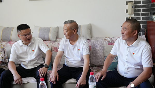 德陽旌陽區委書記謝斌到孝感街道走訪慰問老黨員_fororder_未標題-2