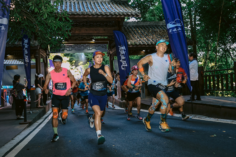 夏夜追風 活力開跑——2025老峨山夏夜追風賽圓滿舉行_fororder_速度與激情的比拼