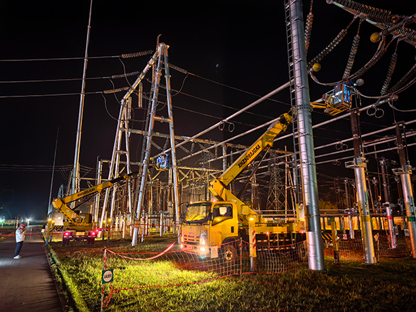 四川電網春季檢修進行時_fororder_12.4月29日，在四川省廣安市黃岩500千伏變電站，國網四川超高壓公司檢修人員利用夜間時間開展刀閘檢修。（李紜豪-攝）