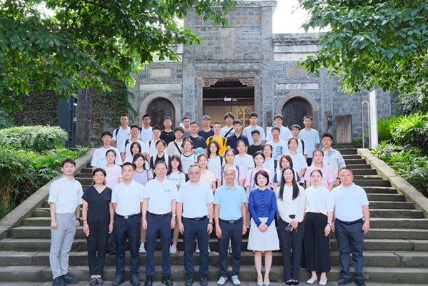 “重回李莊 賡續文脈”同濟大學開學第一課在宜賓李莊開講_fororder_師生們在同濟大學當年的辦學舊址——東嶽廟前合影-供圖-宜賓市委宣傳部