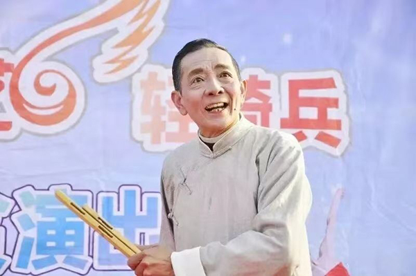 簡愛同行 “藝”心相伴 簡陽文聯以文藝溫情相伴銀發歲月_fororder_付勇太在社區表演金錢板