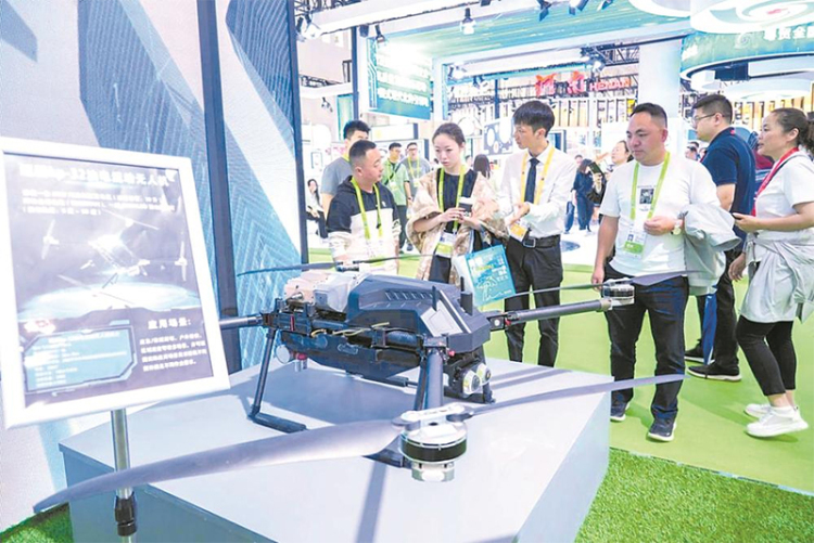 “成都造”無人機亮相消博會_fororder_未標題-1