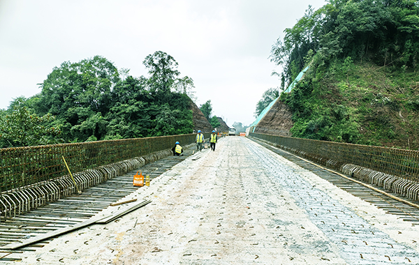 眉山洪雅：推進“川零公路”建設 打造“交旅融合”新天地_fororder_S308線洪雅縣七里坪鎮桃源段至峨眉山界新建工程（川零公路）項目建設現場7