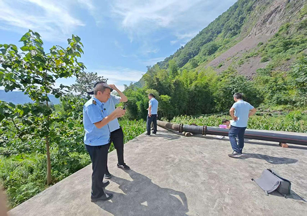 宜賓筠連縣巡司鎮迅速響應穩供保供 全力守護群眾夏季用水安全_fororder_處置現場-供圖-筠連縣融媒體中心
