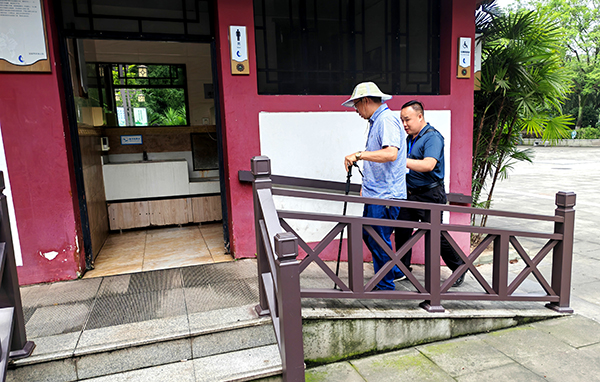 宜賓翠屏區殘聯開展無障礙環境建設督導活動_fororder_檢查無障礙公共衛生間-供圖-翠屏區殘聯-