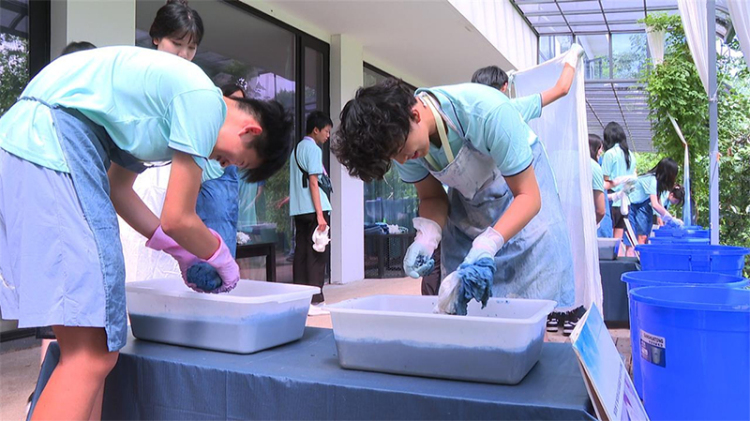 美國華裔青少年走進德陽高槐村 沉浸式體驗非遺扎染魅力_fororder_未標題-7