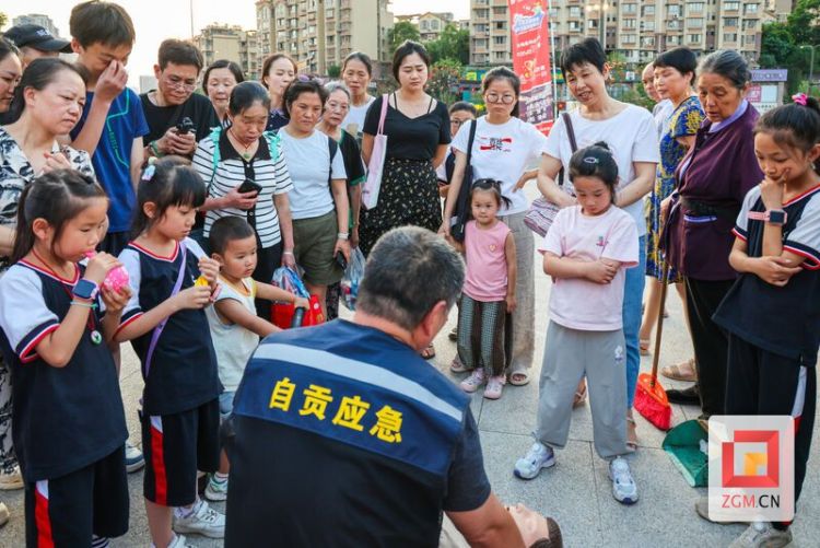 安全技能“手把手”傳授 自貢市安全宣傳“五進”活動走進高新區