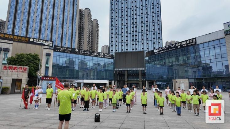 國湖社區第三屆“活力晨跑 健康成長”開跑！退役軍人伴少年同行