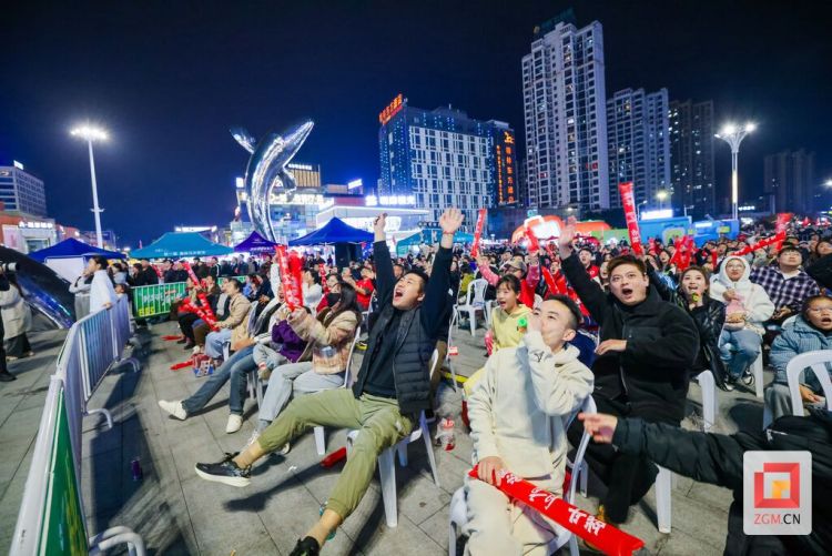 自貢高新區川超第二觀賽現場：“逆風翻盤”引百人狂歡，“拐杖哥”舉杖助威成焦點