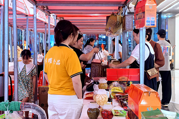 宜賓高縣假日經濟“熱辣滾燙”_fororder_農特産品集市-供圖-高縣融媒體中心