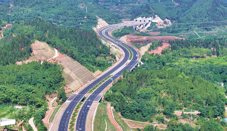眉山仁壽：路網暢通 發展加速_fororder_2025年6月15日，航拍四川省眉山市仁壽縣大化鎮天府大道二峨山段。-03-(1)