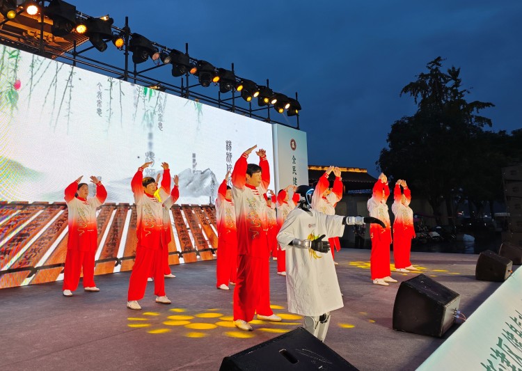 同是八段錦,快來看看機器人和你,哪個練得更好?