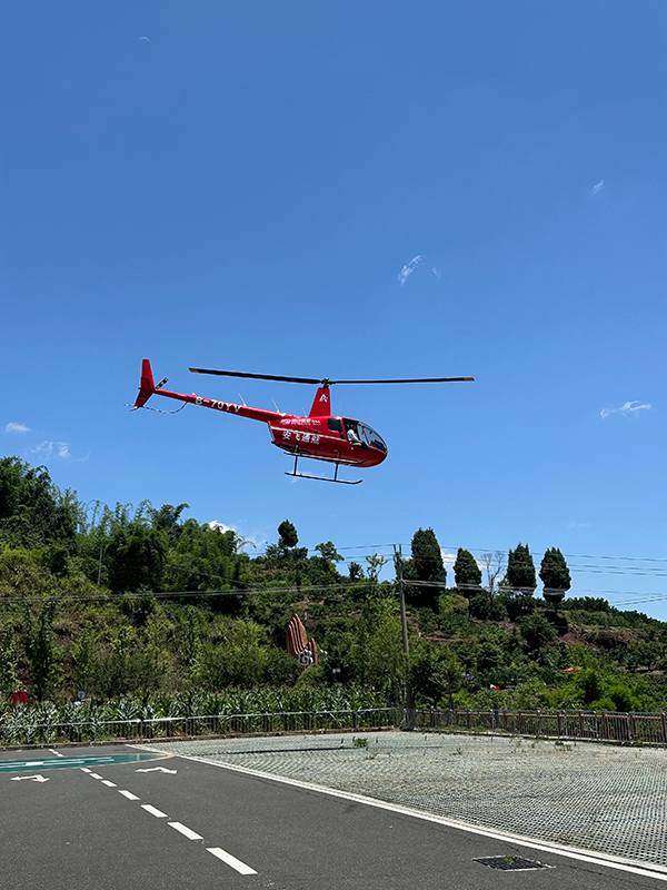 眉山市丹棱縣2025年老峨山六月六朝山會開幕_fororder_遊客乘坐直升機觀光