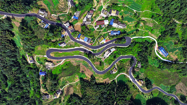宜賓筠連：推進道路黑化 完善“快進慢遊”交通網絡_fororder_大雪山至團林至蒿壩段道路-供圖-筠連縣融媒體中心