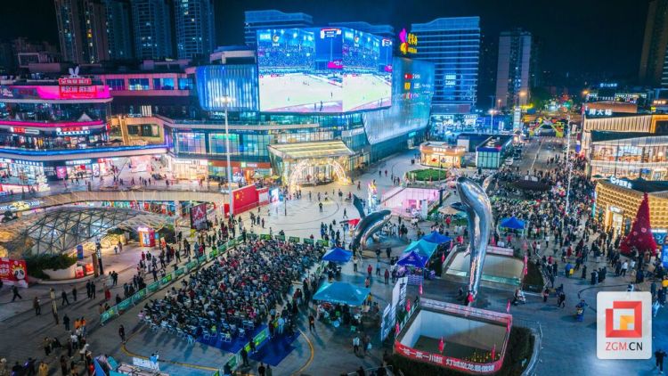 自貢高新區川超第二觀賽現場：“逆風翻盤”引百人狂歡，“拐杖哥”舉杖助威成焦點