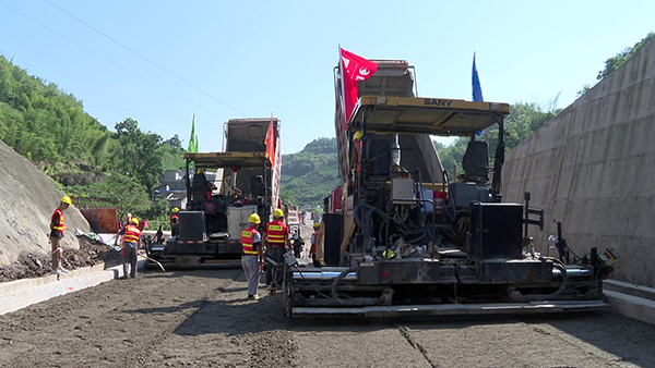 G246宜賓筠連縣城繞城公路預計9月底通車_fororder_水穩層鋪築進行中-供圖-筠連縣融媒體中心