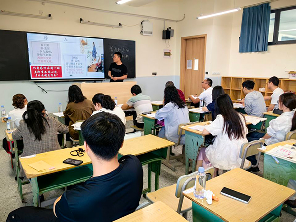 宜賓市一曼中學校：深耕情境課堂展師者風采 融合五育教研譜育人新篇_fororder_歷史組教師授課-攝影-劉相江