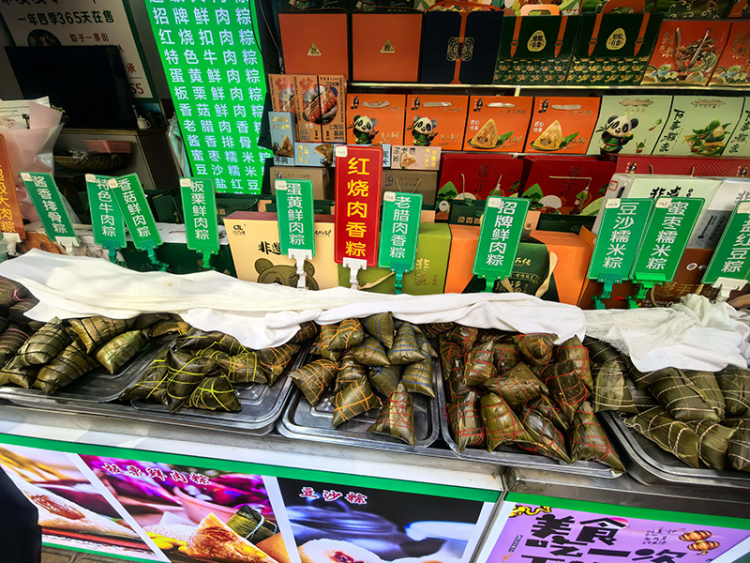 Chengdu’s Zongzi Street Opens with Festive Fervor_fororder_各類粽子 攝影 龍鑫睿