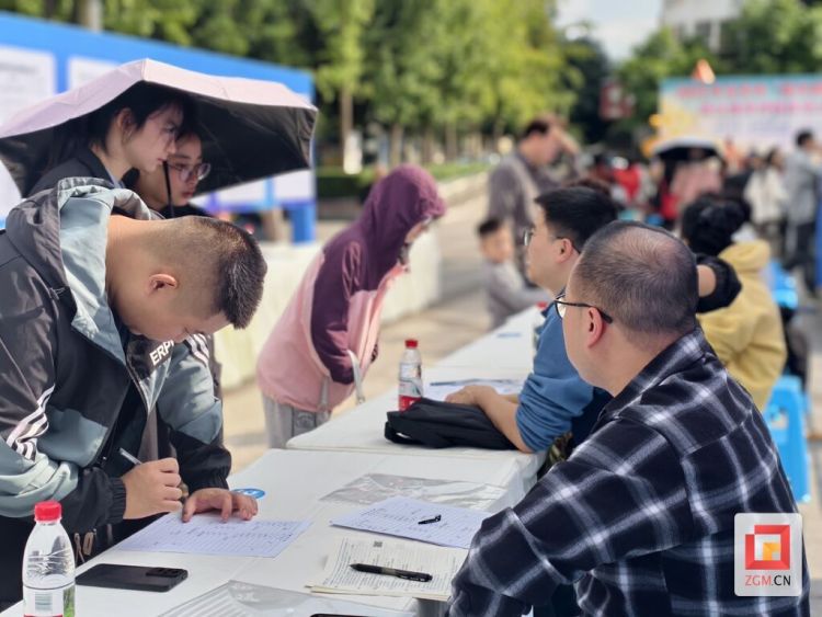 自貢高新區學苑街道舉辦2025年“小苑同學”幫就業暨高校畢業生秋季專場招聘會